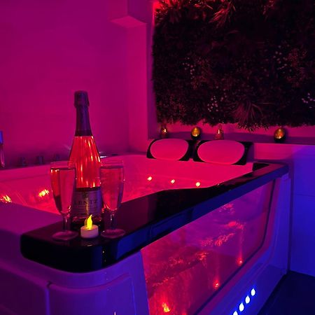 בר Love Room: Aux Plaisirs Des Sens Jacuzzi Prive מראה חיצוני תמונה