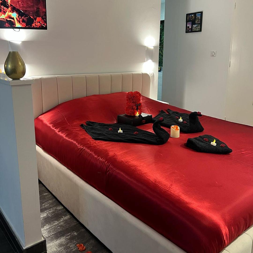 בר Love Room: Aux Plaisirs Des Sens Jacuzzi Prive מראה חיצוני תמונה