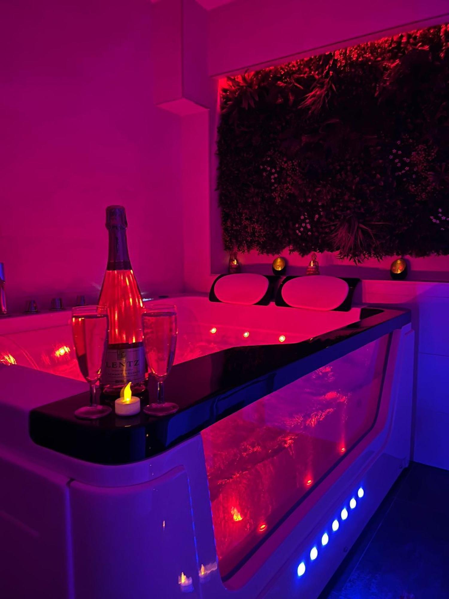 בר Love Room: Aux Plaisirs Des Sens Jacuzzi Prive מראה חיצוני תמונה
