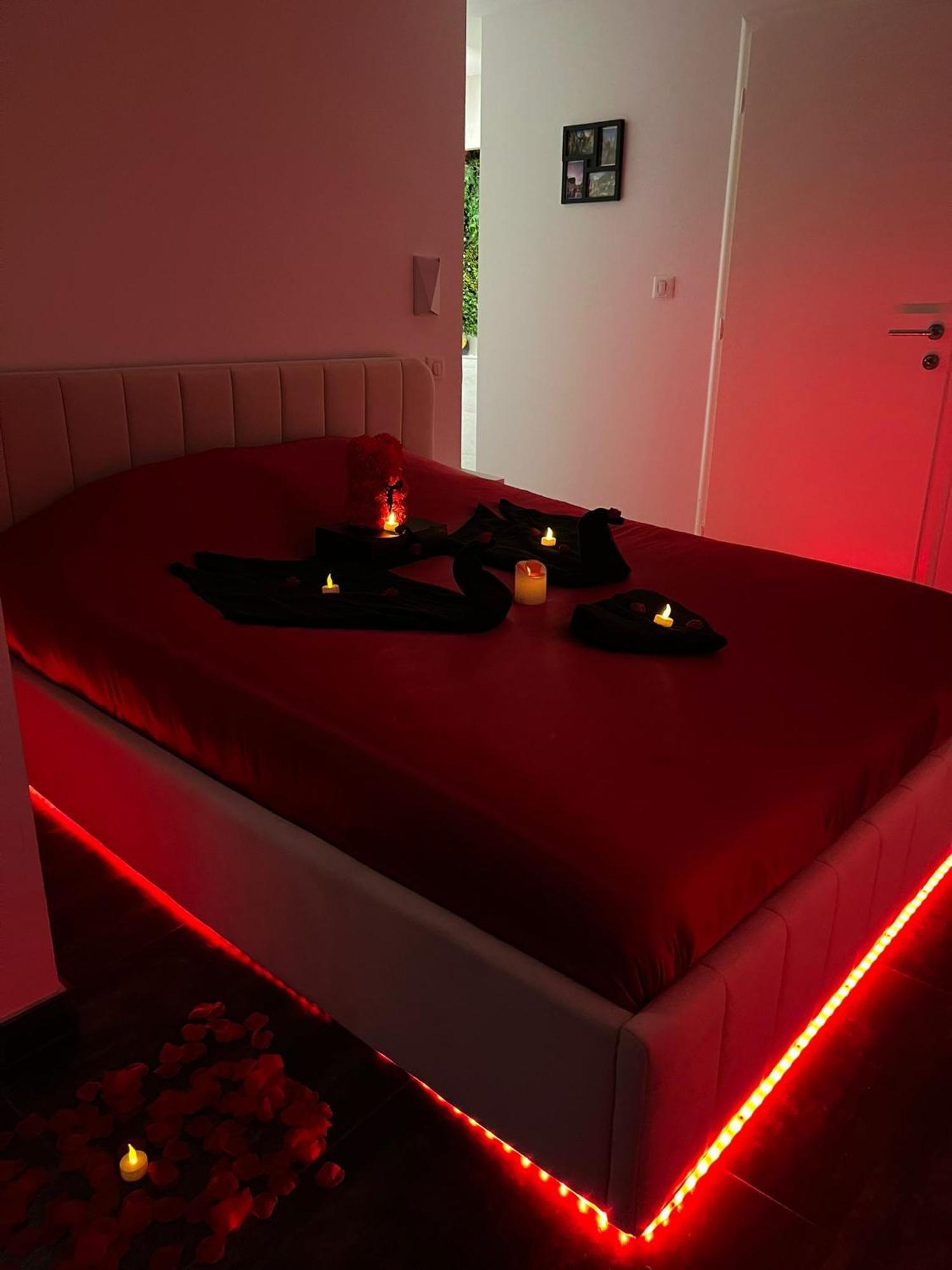 בר Love Room: Aux Plaisirs Des Sens Jacuzzi Prive מראה חיצוני תמונה