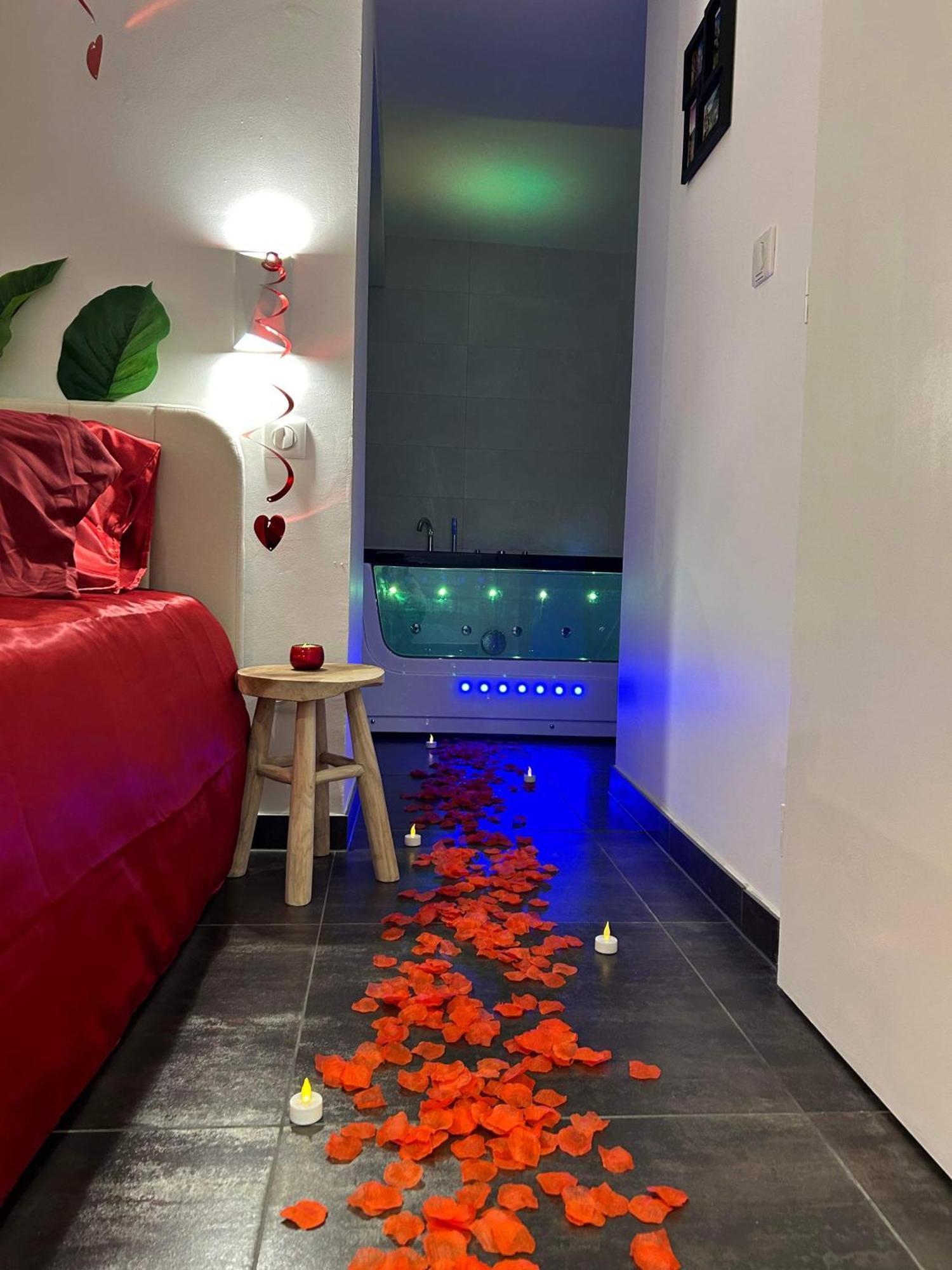 בר Love Room: Aux Plaisirs Des Sens Jacuzzi Prive מראה חיצוני תמונה
